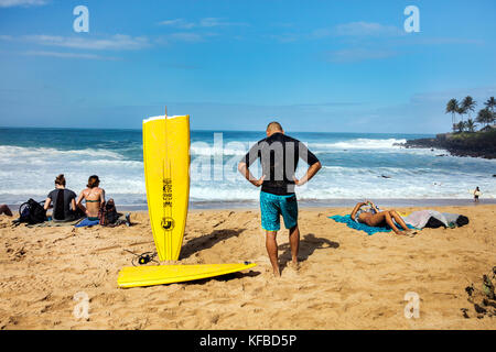 Hawaii, Oahu, côte-nord, les surfers à Waimea Bay Banque D'Images