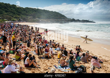 Hawaii, Oahu, côte-nord, eddie aikau, 2016, les spectateurs regardant le eddie aikau big wave 2016 compétition de surf, waimea bay Banque D'Images