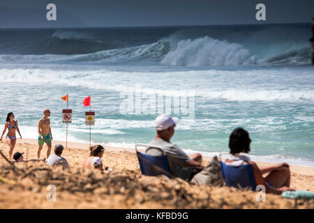 Hawaii, Oahu, côte-nord, les individus flâner sur la plage de pipeline Banque D'Images