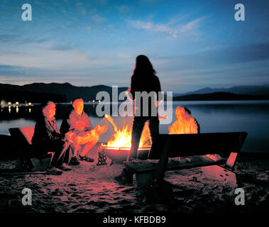 USA, Ohio, camping familial bénéficie d'un feu de camp par le lac Priest Banque D'Images