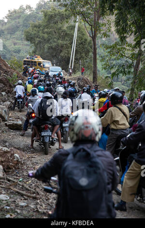 L'Indonésie, flores, mortorbikes passent après un barrage s'ouvre sur le transflores l'autoroute, la route de momare Banque D'Images