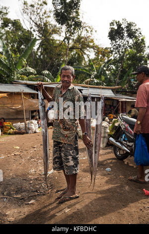 L'Indonésie, flores, un pêcheur vend son poisson au marché dans aimere aimere Banque D'Images