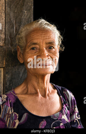 L'Indonésie, flores, quartier ngada, portrait d'une femme locale vannier à belaraghi village Banque D'Images