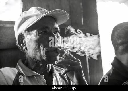 L'Indonésie, flores, quartier ngada, portrait de chef de village en village anton waru belaraghi Banque D'Images