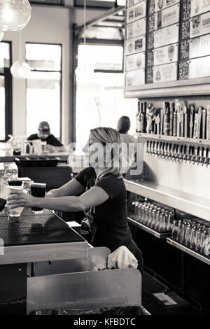 USA (Oregon, Bend, Pacific Pizza et Brew, barman Banque D'Images
