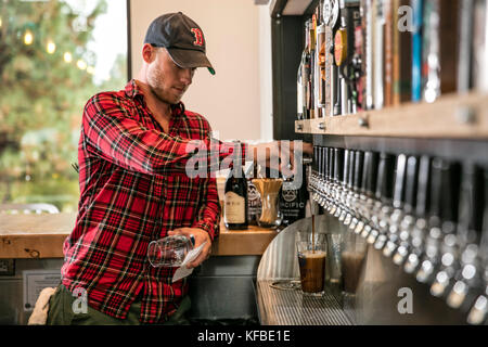 USA (Oregon, Bend, Pacific Pizza et Brew, bartender pouring pint Banque D'Images