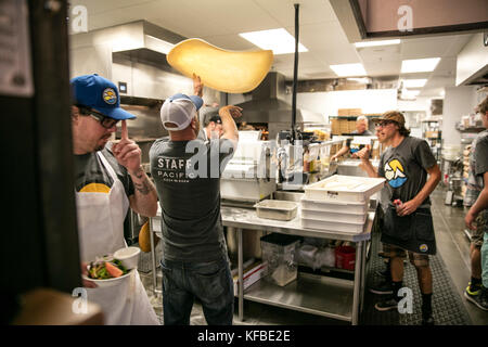 USA (Oregon, Bend, Pacific Pizza et Brew, chef de pizza tossing pâte Banque D'Images