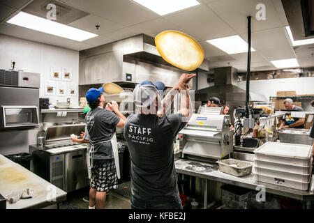 USA (Oregon, Bend, Pacific Pizza et Brew, chef de pizza tossing pâte Banque D'Images