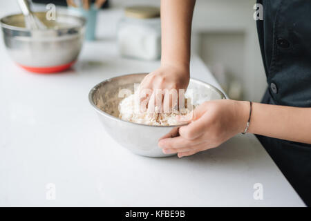 Chef de boulangerie cuire dans la cuisine professionnelle Banque D'Images