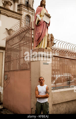 PHILIPPINES, Manille, Qulapo District, portrait d'un homme sur la rue en face de la Quina Market Banque D'Images
