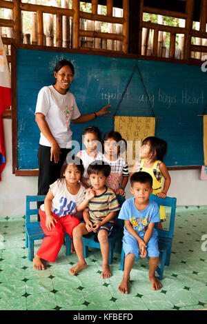 Philippines, Palawan, village batak, enfants batak dans leur classe à tanabag village Banque D'Images