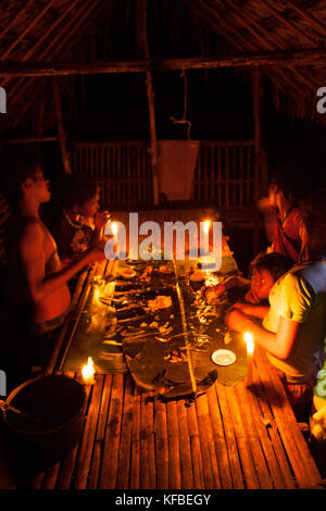 Philippines, Palawan, barangay région, poulet, poisson le riz et les légumes sont servis en famille sur une feuille de bananier dans kalakwasan village Banque D'Images