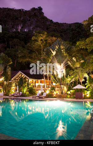 Philippines, Palawan, El Nido, vue de la piscine à la lagen island Resort dans la baie de bacuit dans la mer de Chine du sud Banque D'Images