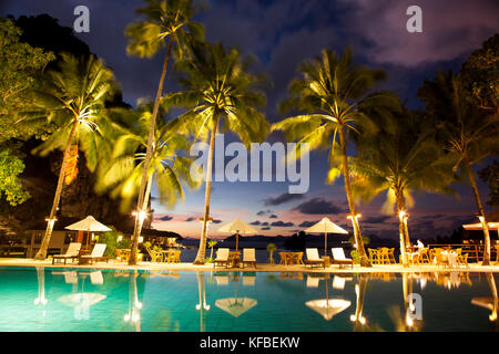 Philippines, Palawan, El Nido, vue de la piscine à la lagen island Resort dans la baie de bacuit dans la mer de Chine du sud Banque D'Images