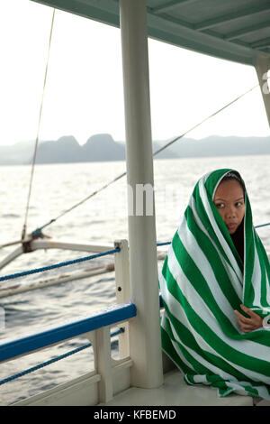 Philippines, Palawan, el nido lagen island, un employé, et résident d'El Nido prend le bateau de lagen island Resort à El Nido, bacuit bay, le s Banque D'Images