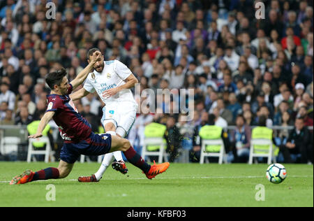 MADRID, ESPAGNE. 22 octobre 2017 - Benzema tire au but. Real Madrid a surmonté Eibar dans un match qu'elles ont dominé du début à la fin. Asensio et Banque D'Images