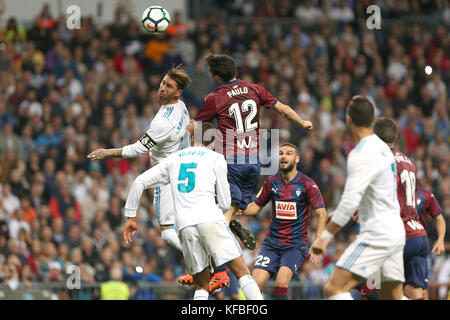 MADRID, ESPAGNE. 22 octobre 2017 - Sergio Ramos à la tête de la balle. Real Madrid a surmonté Eibar dans un match qu'elles ont dominé du début à la fin. Asensio Banque D'Images