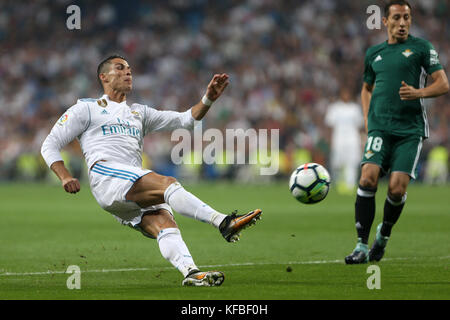 Cristiano Ronaldo avec la balle contre le Betis défenseurs. LaLiga Santander matchday 5 entre le Real Madrid et le Betis. Le score final était 0-1 grâce Banque D'Images