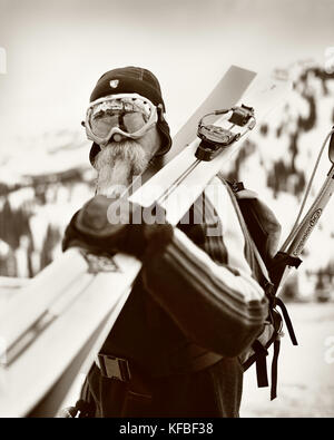 Usa, Utah, skieur de télémark skis homme transportant sur son épaule (b&w) Banque D'Images