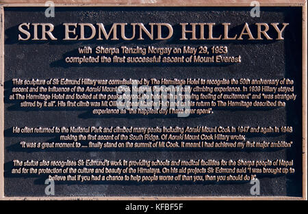 Close-up d'une plaque célébrant le 50e anniversaire de sir Edmund Hillary's ascension de l'Everest. Banque D'Images