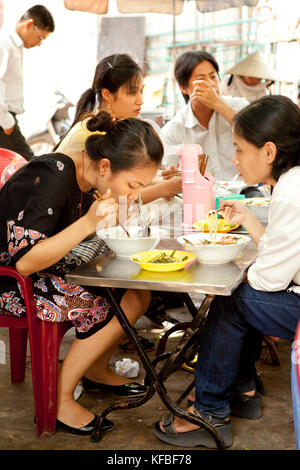 VIETNAM, Saigon, Ho Chi Minh Ville, vous mangez et nouilles bols remplis de crevettes et poulpe bébé pour déjeuner dans une cuisine de rue locaux appartenant à 'le déjeuner Banque D'Images
