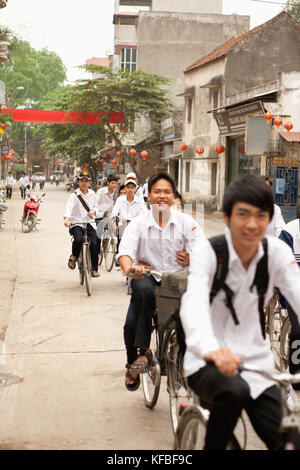 Vietnam, Hanoi, bathranag village, pour les enfants à prendre leur vélo à la maison à la fin de la journée d'école Banque D'Images