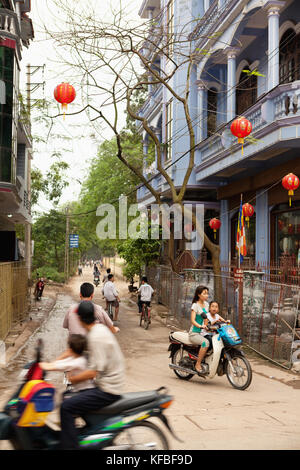 Vietnam, Hanoi, bathranag village, les parents donnent à leurs enfants un ride à la maison à la fin de la journée d'école Banque D'Images