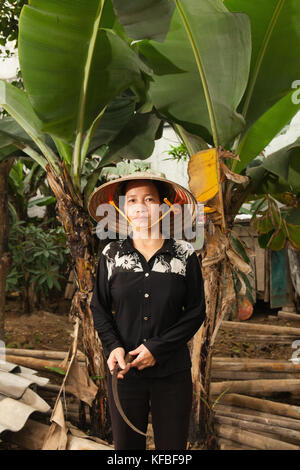 Vietnam, Hanoi, la campagne de riz portrait farmer Nguyen Thi Ha, à son domicile de Nguyen Huu y village Banque D'Images