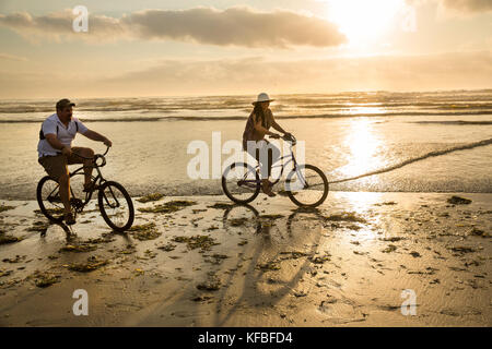 Usa, l'état de Washington, la péninsule de Long Beach, festival international de Cerf-volant, Walter et Erin ellison prendre leur vélo à travers les mouettes sur la plage un Banque D'Images