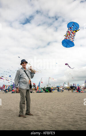 USA, l'État de Washington, la péninsule de Long Beach, Festival International de Cerf-volant, concurrent français kite et cerf-volant 3D builder Loik Lamalle Banque D'Images