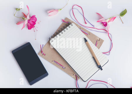 Télévision créative de l'espace de bureau photo de laïcs avec le smartphone, café, crayon, fleurs avec copie espace arrière-plan. télévision lay Banque D'Images
