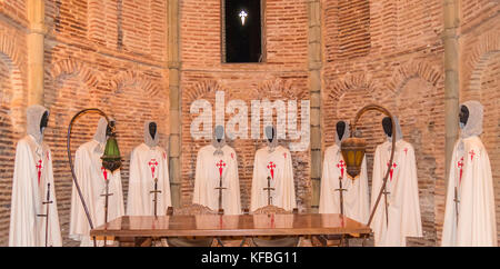 Vêtements des Templiers à l'intérieur d'un château Banque D'Images