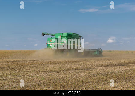 Région de Kiev, Ukraine - 10 septembre 2017 : John Deere 9500 Harvester récolte le champ de soja un jour d'automne d'été Banque D'Images