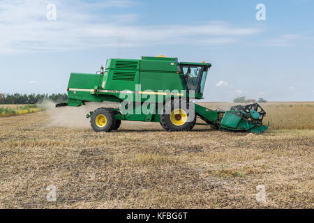 Région de Kiev, Ukraine - 10 septembre 2017 : John Deere 9500 Harvester récolte le champ de soja un jour d'automne d'été Banque D'Images