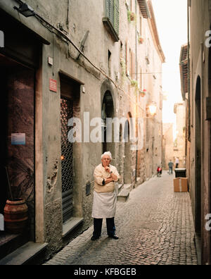 L'ITALIE, Orvieto, Ombrie, chocolatier Moreno Gambelli debout sur les bâtiments au milieu de l'allée Banque D'Images