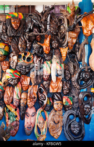 La JAMAÏQUE, Port Antonio. Souvenirs de sculptures en bois à vendre au centre-ville de Port Antonio. Banque D'Images