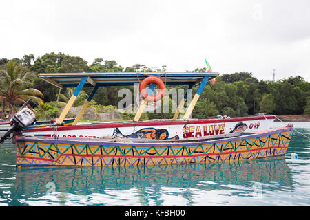 La JAMAÏQUE, Port Maria. Les bateaux de pêche locaux amarré par la baie. Banque D'Images