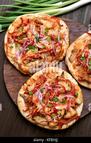 Des pizzas à la viande de poulet et légumes, vue d'en haut Banque D'Images