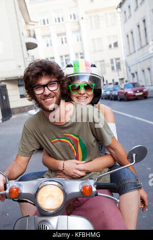 La Russie, Moscou. Un jeune couple moscovite sur une Vespa. Banque D'Images