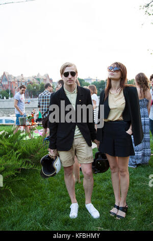 La Russie, Moscou. Les jeunes Moscovites au petit parc à la Strelka Institute par la rivière de Moscou. Banque D'Images