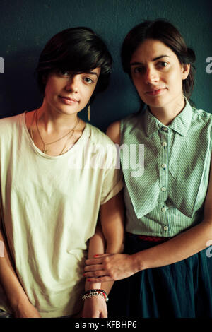 La Russie, Moscou. Soeur jumelle Julia et Inga Vitryachenko dans leur magasin de vêtements, jumeaux Shopp. Banque D'Images