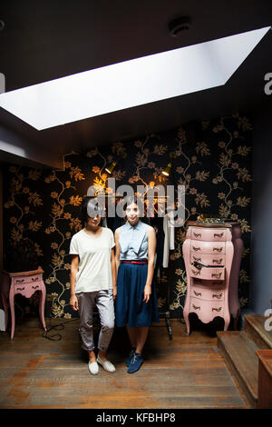 La Russie, Moscou. Soeur jumelle Julia et Inga Vitryachenko dans leur magasin de vêtements, jumeaux Shopp. Banque D'Images