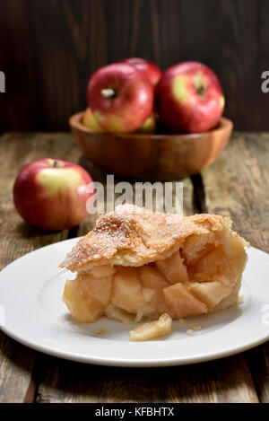 Morceau de tarte aux pommes et fruits frais sur la table en bois Banque D'Images