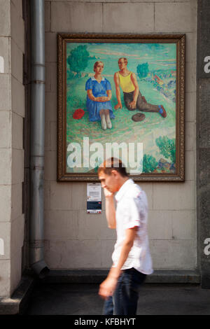 La Russie, Moscou. Peintures exposées le long d'une rue dans le centre-ville. Banque D'Images