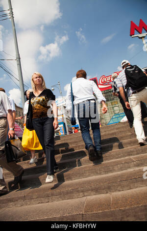 La Russie, Moscou. Laissant la foule et aller dans une station de métro dans le centre-ville. Banque D'Images