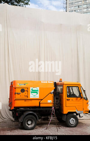 La Russie, Moscou. Camion garé en face de la construction sur la rue Arbat. Banque D'Images