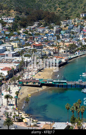 Crescent Beach, Green Pleasure Pier et la ville d'Avalon vue de haut. Avalon, Californie, États-Unis Banque D'Images