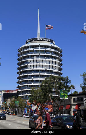 Le Capitol Records Building, aussi connu sous le nom de Capitol Records Tower, est un commercial de Hollywood Boulevard et du quartier des divertissements de bâtiment qui est situé à Hollywood, Los Angeles. Banque D'Images