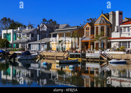 Vue sur les maisons et bateaux amarrés bordant le Grand Canal Balboa Island Californie Banque D'Images