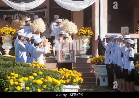 Buriram, THAÏLANDE - 26 octobre 2017 : Agent du gouvernement thaïlandais en uniforme portent des fleurs en signe de respect pour la fin thai le roi Bhumibol Adulyadej à buriram rajabhat. chalermwut comemuang : crédit/Alamy live news Banque D'Images